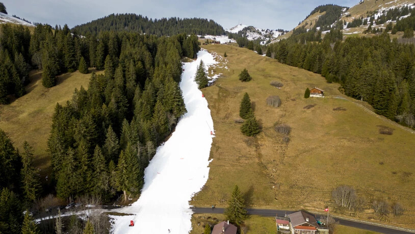 Wie in den meisten Skigebieten hatte es in Villars VD in den Weihnachstferien kaum Schnee. Nur dank Beschneiungsanlagen kamen Wintersportlerinnen und Wintersportler dennoch auf ihre Kosten. (Archivbild)