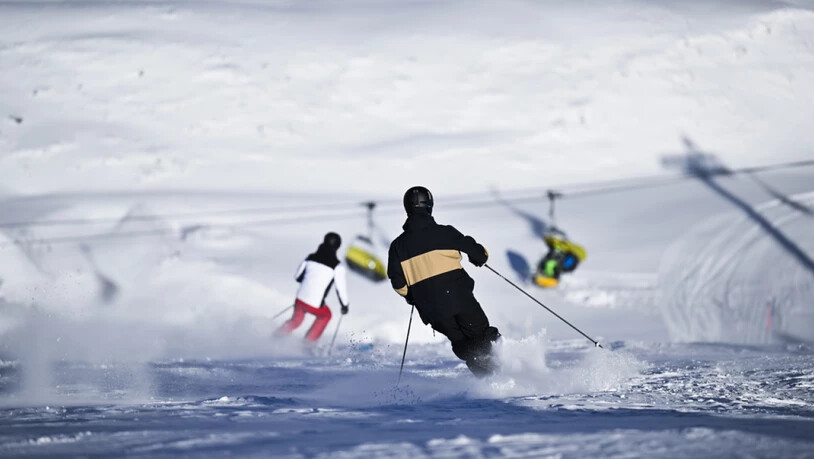Skifahrer geniessen die Abfahrt bei der Eröffnung der Skisaison am 19. November 2022 in Davos. (Archivbild)