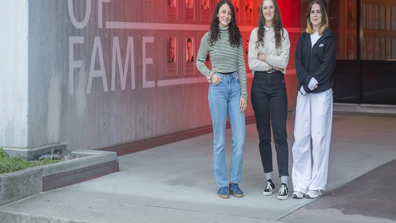 Die Wall of Fame der Gewerblichen Berufsschule Chur hat drei neue Mitgliederinnen. Eisklettererin Celina Bosshard, Schützin Anja Cadalbert und Karateka Angela Egli (von links) sind damit für ihre sportlichen Leistungen im letzten Jahr geehrt und belohnt worden. 