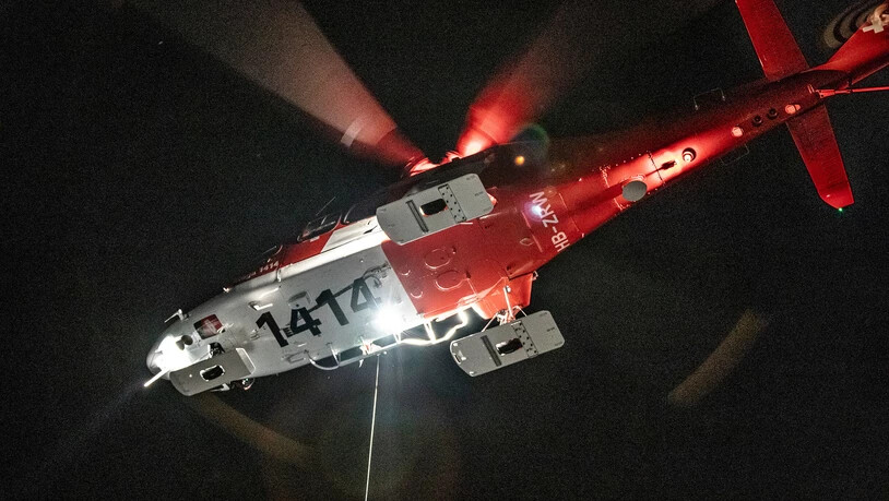 Hilfe aus der Luft: Eine Rega-Crew konnte den verletzten Mann in der Dunkelheit an der Rettungswinde ausfliegen.