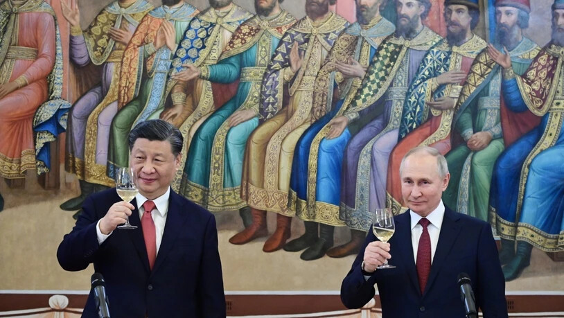 Russlands Präsident Wladimir Putin (r) und der chinesische Staatschef Xi Jinping während ihres Abendessens im Kreml. Foto: Pavel Byrkin/Sputnik Kremlin Pool via AP/dpa