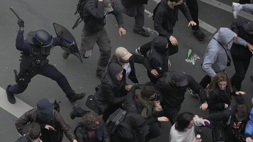 Bereitschaftspolizei ringt mit Demonstranten während einer Kundgebung in Paris. Foto: Christophe Ena/AP/dpa