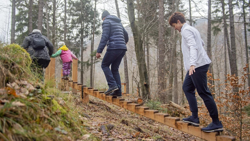 Abenteuerlich: Der neue Gleichgewichtsweg verspricht Herausforderungen für Gross und Klein.