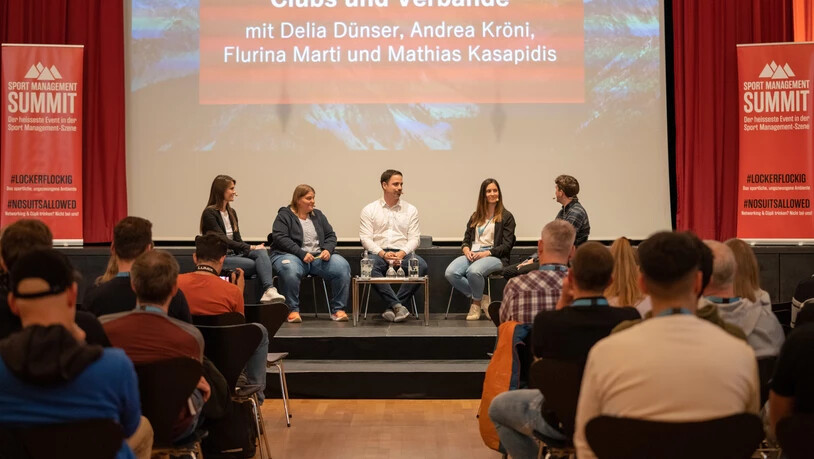 Weitere Runde: In der ersten Podiumsrunde diskutieren Delia Dünser (von links), Andrea Kröni, Mathias Kasapidis und Flurina Marti mit dem Moderator.