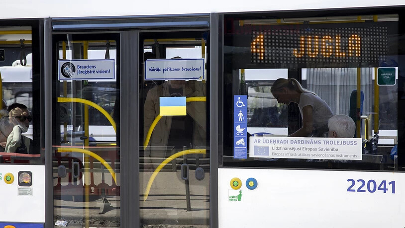 Auch auf jeder Bustür klebt eine ukrainische Flagge