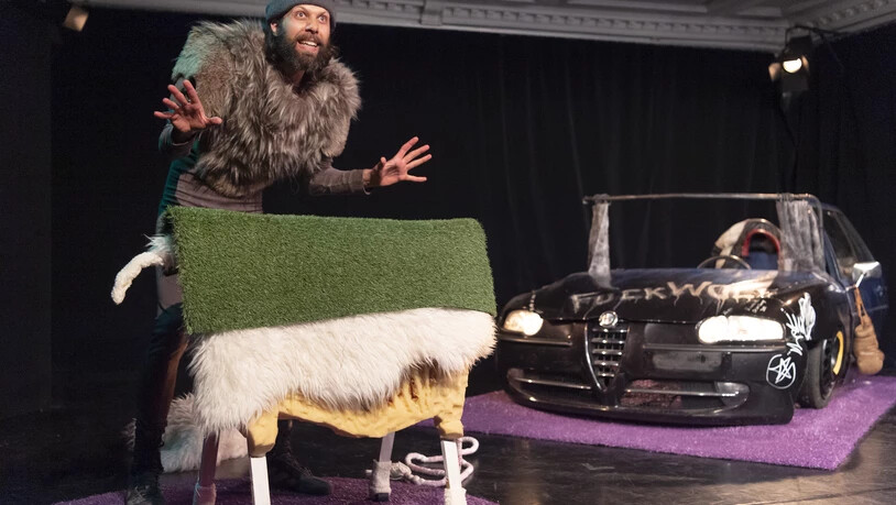 «Hungrig bin ich»: In Chur bringt der Schauspieler Till Burkart mit «Der Wolf, kein Märchen» ein Stück mit Aktualität auf die Bühne. Es greift die polarisierende Wirkung des Wolfes auf.