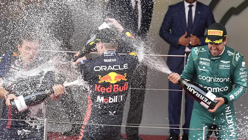 Champagner darf in Monte Carlo für die ersten drei natürlich nicht fehlen. Esteban Ocon (links), Max Verstappen und Fernando Alonso