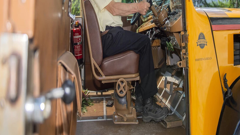 Im Safiental kennt ihn sprichwörtlich jedes Kind: Chauffeur Christian Buchli geht nach 37 Jahren in den Ruhestand – für seine Pensionierungsfahrt ist ein Oldtimer Postauto parat.