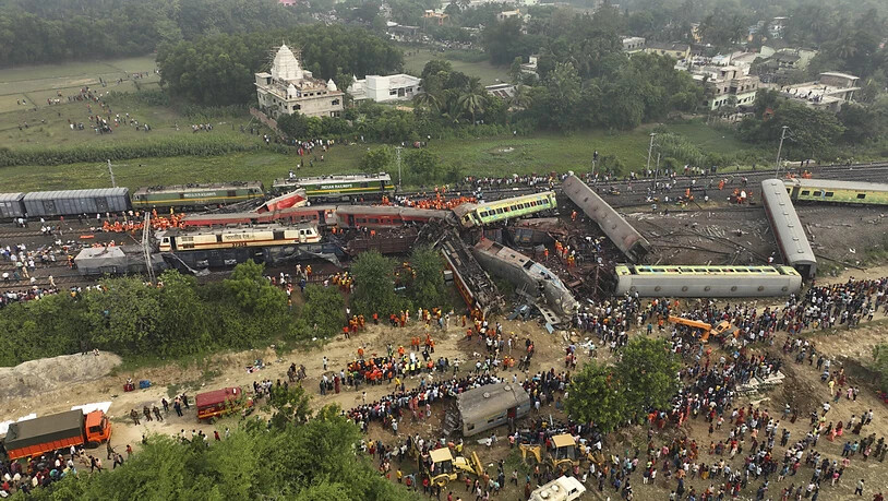 dpatopbilder - Rettungskräfte arbeiten an der Unfallstelle nach einem schweren Zugunglück im indischen Bundesstaat Odisha (Aufnahme mit Drohne). Nach einem der schwersten Zugunglücke Indiens ist die Zahl der Toten auf mindestens 261 gestiegen. Zudem…