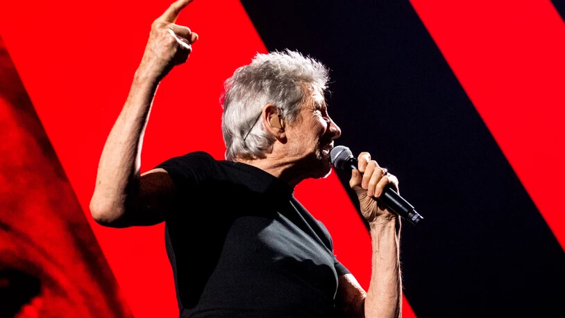 ARCHIV - Roger Waters, Musiker, tritt zum Auftakt seiner Deutschland-Tour «This Is Not A Drill» in der Barclays Arena in Hamburg auf. Foto: Daniel Bockwoldt/dpa
