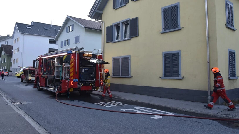 Feuerwehr im Einsatz: Eine Person musste nach einem Kellerbrand in Bonaduz ins Spital eingeliefert werden.