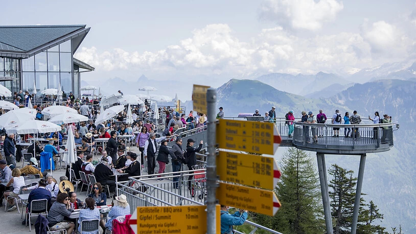 Ausländische Touristen zieht es wieder vermehrt in die Schweiz - die Hotelübernachtungen haben im Juli erneut zugelegt. (Symbolbild)