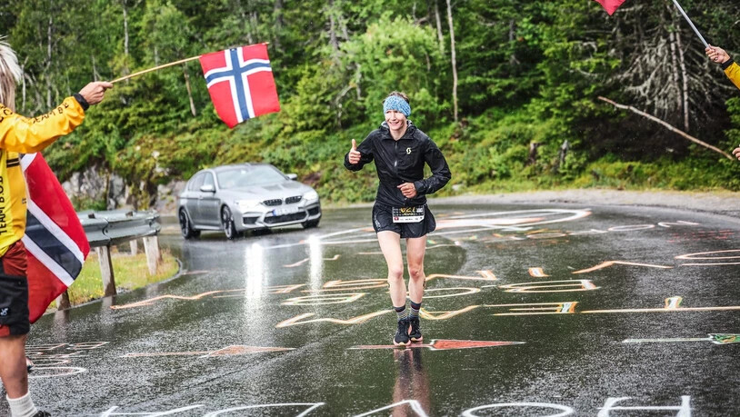 Der norwegischen Flagge entgegen: Nina Zoller aus Disentis befindet sich auf der Laufstrecke und zeigt, das sie zufrieden ist.