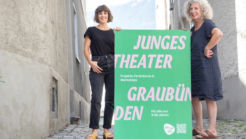 Projekte, Ferienkurse und Workshops: Corina Liechti (links) und Brigitte Balzer-Brunold präsentieren in Chur das Plakat des Jungen Theaters Graubünden.