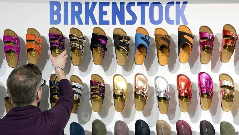 Der Hersteller der berühmten Birkenstock-Sandalen will in den USA an die Börse. Das soll dem deutschen Unternehmen bis zu 1,6 Milliarden Dollar einbringen. (Archivbild)