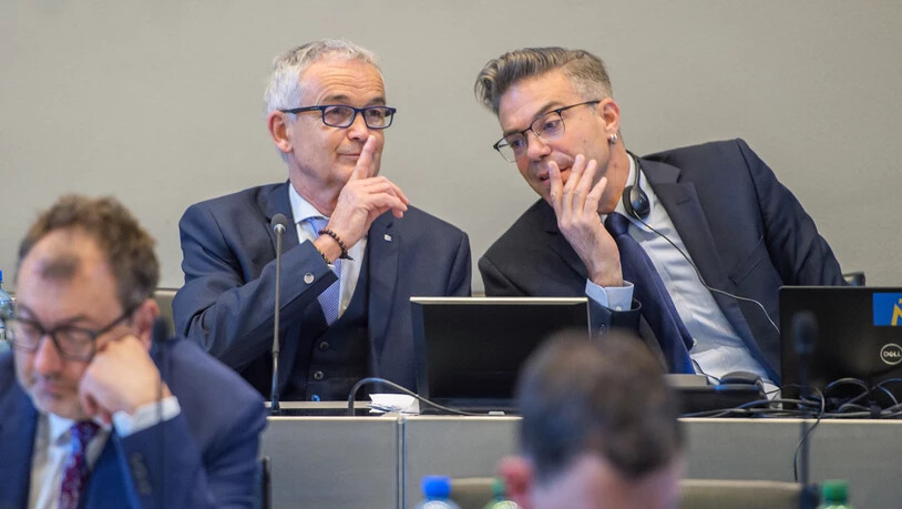 Grosser Rat Session in Chur: Standespräsident Franz Sepp Caluori (links) und Aktuar Gian-Reto Meier-Gort bitten um Ruhe im Grossratssaal.