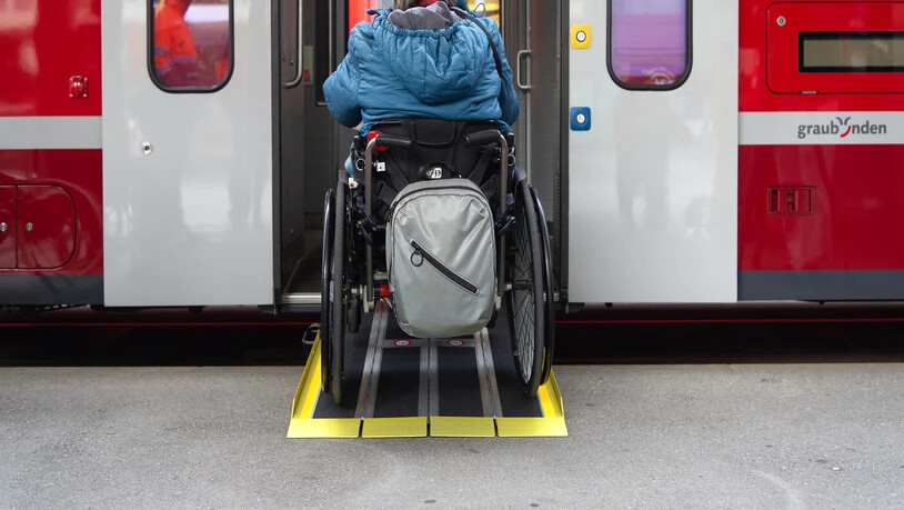 Viel gemacht, aber noch viel zu tun: Die Rhätische Bahn hat bisher für rund 750 Millionen Franken behindertengerechtes Rollmaterial beschafft. Rollstuhlfahrende müssen aber an einigen Orten immer noch Rampen benutzen.