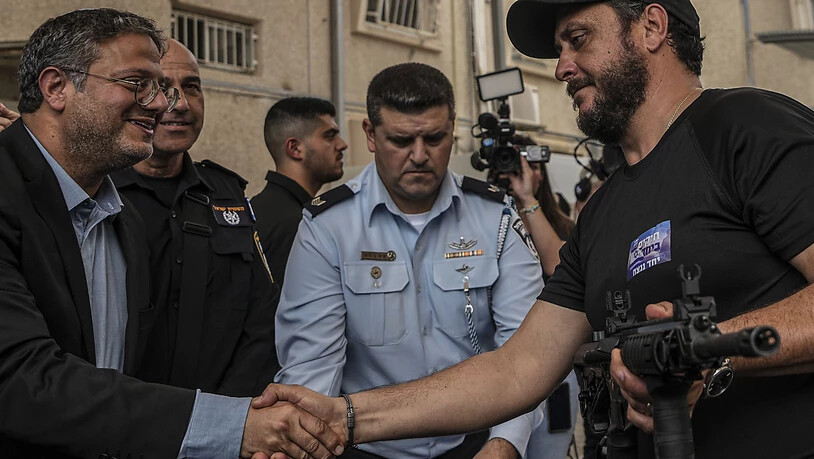 Der Minister für nationale Sicherheit von Israel Itamar Ben-Gvir (l) befürwortet die Einführung der Todesstrafe für Terroristen. Foto: Tsafrir Abayov/AP/dpa