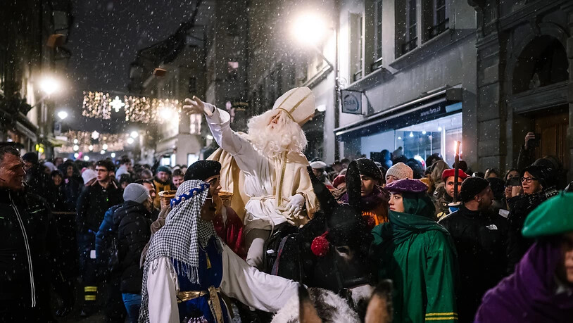 Während seines Rundgangs durch die Stadt Freiburg warf der heilige Nikolaus auf dem Rücken seines treuen Esels der Menschenmenge mit Lebkuchen zu.