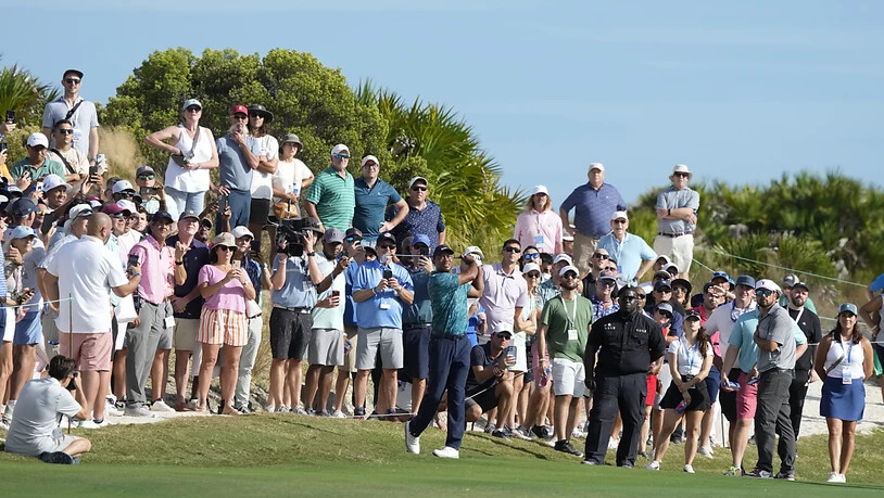 Wie immer von vielen Zuschauern bewundert: Tiger Woods bei seinem Comeback auf den Bahamas