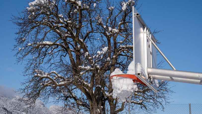 Volltreffer: Der Schnee versucht offenbar, Basketball zu spielen – und trifft.