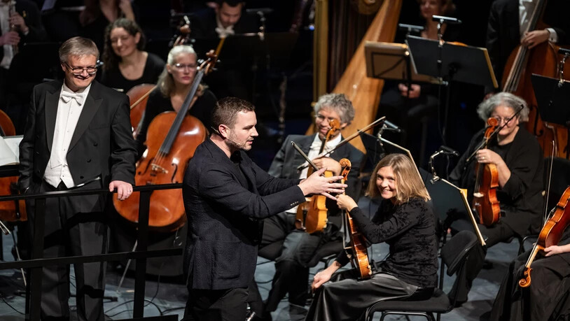 Klangvolles Orchester: «Hokuspokus» – sagte sich die Kammerphilharmonie Graubünden und holte sich für die diesjährige Weihnachtsgala den Zauberer Lorenz Schär an ihre Seite.