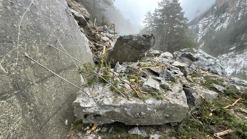 Die Engadinerstrasse zwischen Martina und der Landesgrenze ist nach einem Felssturz gesperrt, bergseitig wurde die Stützmauer zerstört.
