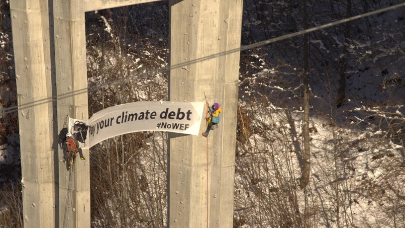 Das angebrachte Banner an der Sunnisbergbrücke bei Klosters.