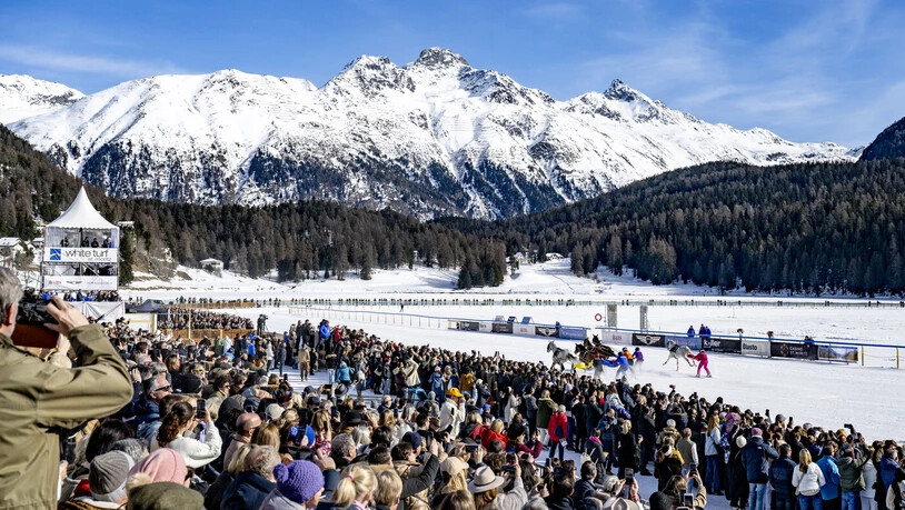 Gefüllte Tribünen: Viele Interessenten reisen am 4. Februar nach St. Moritz um die Rennen zu verfolgen.