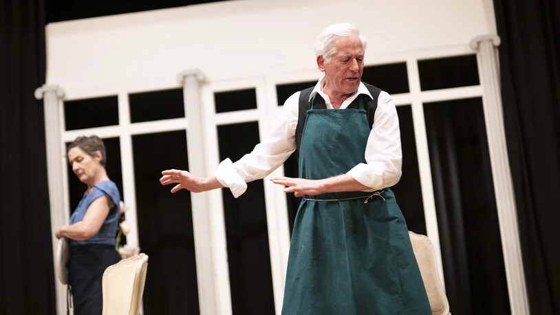 In der Rolle des Gastgebers: Peter Hunziker probt mit den anderen Mitgliedern des Dramatischen Vereins Churwalden das Stück «Pension Schöller» im Gemeindesaal in Churwalden.