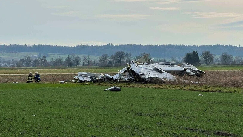 Beim Absturz des einmotorigen Flugzeugs nahe des Flughafens Grenchen SO kam der Pilot ums Leben. Die elf elf Fallschirmspringer waren zuvor abgesprungen.