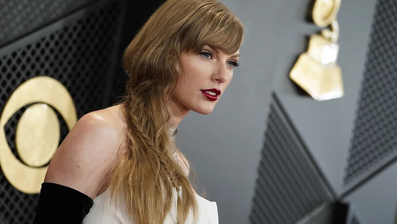 ARCHIV - Taylor Swift kommt zur Verleihung der 66. jährlichen Grammy Awards. Foto: Jordan Strauss/AP/dpa