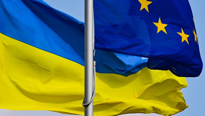 ARCHIV - Die Fahnen der Ukraine und der EU wehen im Wind. Foto: Patrick Pleul/dpa-Zentralbild/dpa