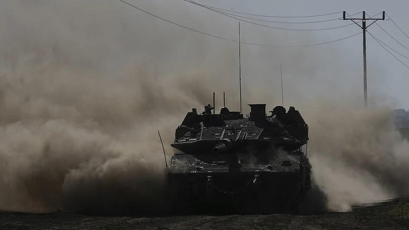 Ein israelischer Panzer bewegt sich in der Nähe der Grenze zum Gazastreifen im Süden Israels. Foto: Tsafrir Abayov/AP/dpa