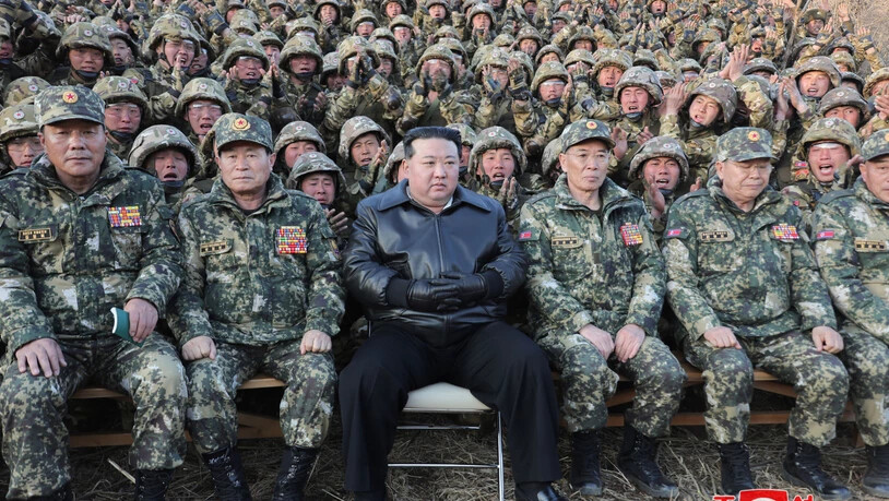 HANDOUT - Die von der staatlichen nordkoreanischen Nachrichtenagentur KCNA am 07.03.2024 zur Verfügung gestellte undatierte Aufnahme zeigt nach Angaben von KCNA Kim Jong Un, Machthaber in Nordkorea, während des Besuchs einer militärischen…