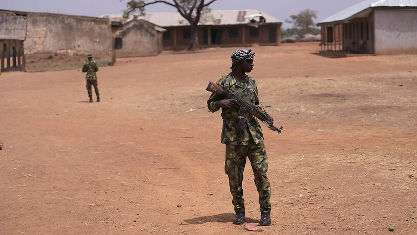 ARCHIV - Nigerianische Soldaten patrouillieren an einer Schule in Kaduna, Nigeria. Foto: Sunday Alamba/AP/dpa