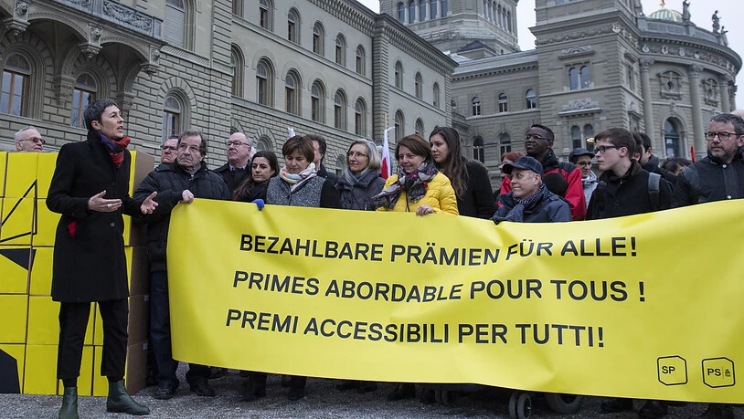 Die St. Galler SP-Nationalrätin Barbara Gysin (links) vor der Einreichung der Unterschriften für die "Prämienentlastungs-Initiative" im Januar 2020 in Bern. (Archivbild)