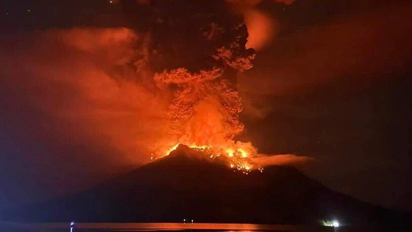 HANDOUT - Lava glüht im Krater des Vulkans Ruang. Foto: Uncredited/BPBD Sitaro/AP/dpa