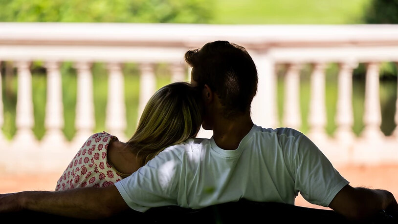 Bei Paaren, die glauben, füreinander bestimmt zu sein, nimmt die Zufriedenheit in der Beziehung einer neuen Studie zufolge schneller ab als bei anderen. (Archivbild)