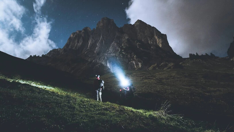 Stirnlampe statt Sonnencreme: Nahe bei einer Vollmondnacht wird die Schweizer Wandernacht jährlich durchgeführt.