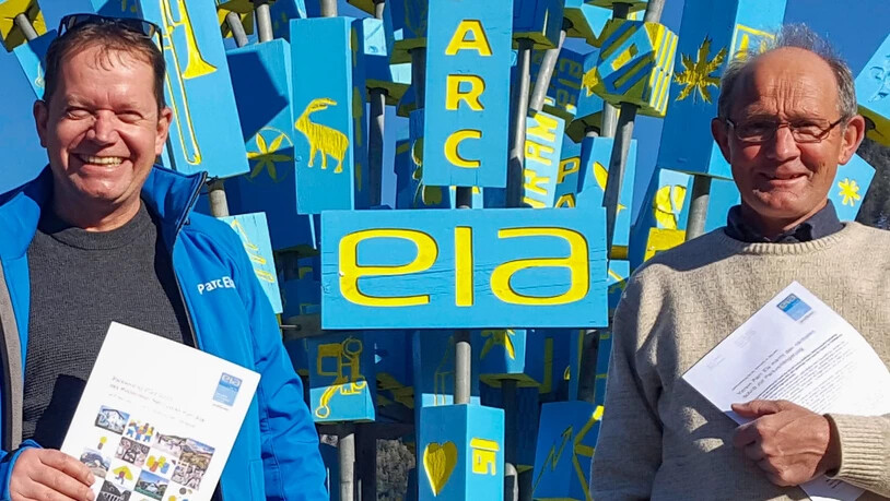 Dieter Müller (links), Geschäftsführer des Vereins Parc Ela und der Präsident Paolo Giacometti (rechts) freuen sich über das Park-Label.