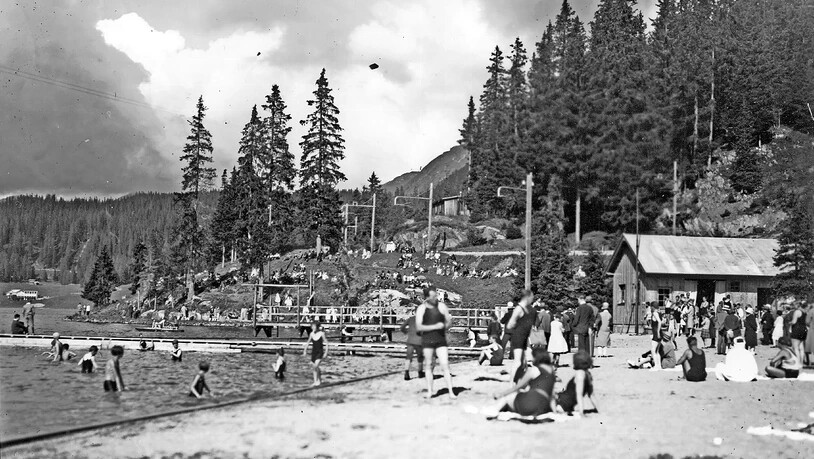 Das Strandbad wurde 1929 eröffnet. Erbaut wurde es durch Architekt Christian Ambühl. Die Schwimmbahn und das Sprungbrett entsprachen den internationalen Regeln.