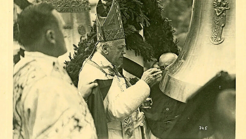 Der Bischof von Chur, Georgius Schmid von Grüneck, weiht und salbt die Glocken für ihren liturgischen Dienst mit Chrisam.