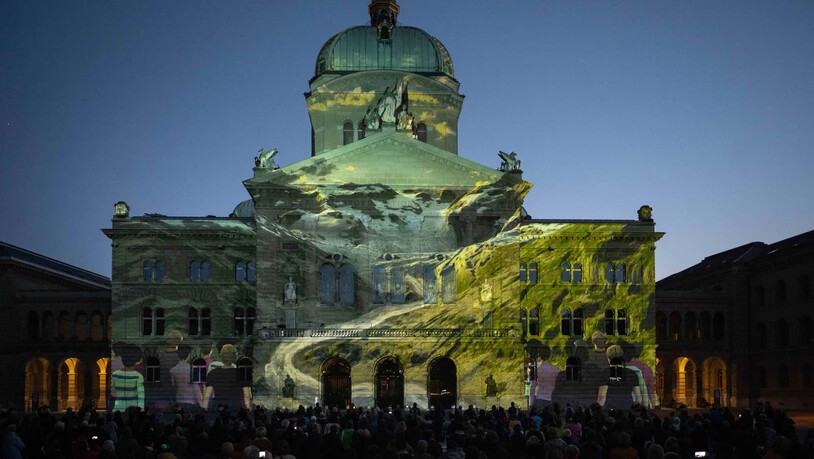 Das Engadin in Bern: Am Bundeshaus ist aktuell ein Lichtspektakel zu sehen.