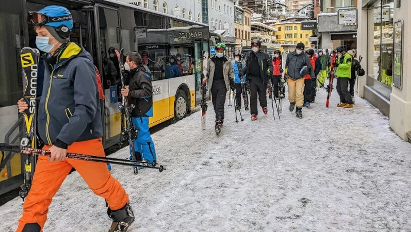 Den Infektionszahlen zum Trotz geniessen viele Wintersportler die Davoser Sonne und Möglichkeiten.