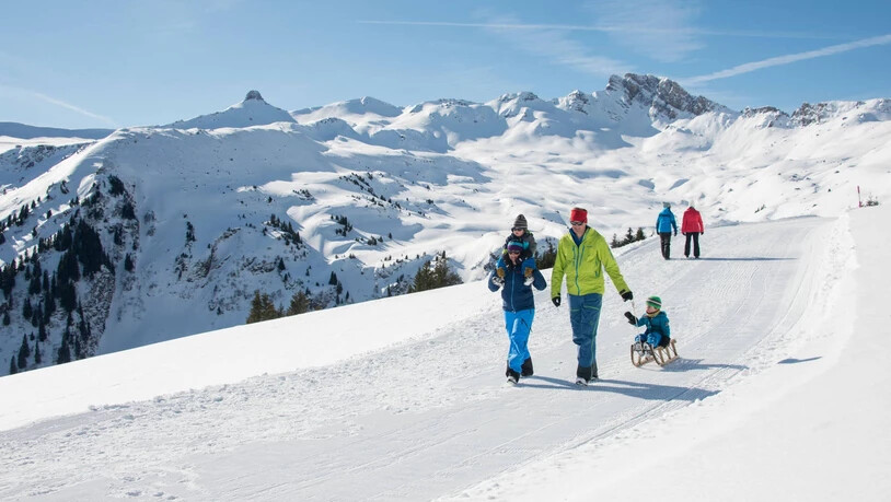 Winterwandern für Gross und Klein: Die Ferienregion bietet unterschiedliche Wanderwege für alle an.