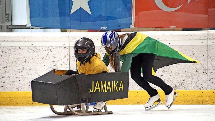 Yunyi Huang und Charleen Sutter erinnerten an Jamaikas legendäre Bobfahrer.  