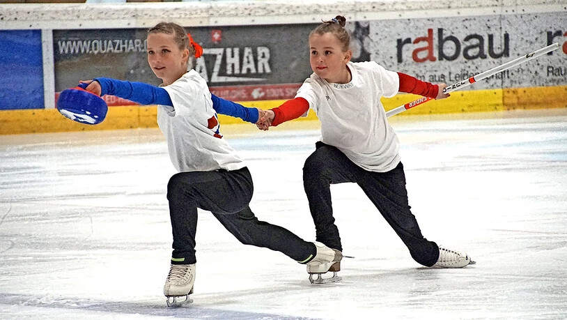 Dass Curling auch mit Schlittschuhen geht, zeigten Tecla Croce (vorne) und Kiira Caflisch.