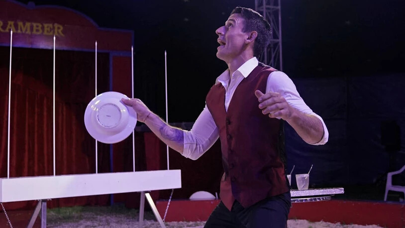 Vorsicht zerbrechlich: Der Kubaner Yanel Morales jongliert mit Porzellantellern in der Manege des Circus Maramber. (Aufnahme vom 2021)