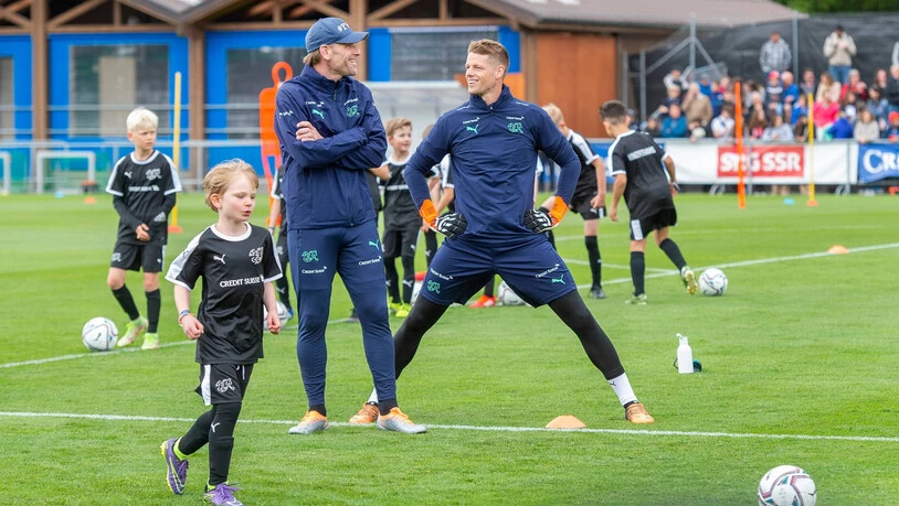 Grosses Training: Zu Beginn durften Kinder mit der Nationalmannschaft trainieren. Auch anwesend sind Jonas Omlin (rechts) und Torhüter Trainer Patrick Foletti (links).
